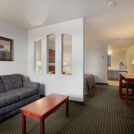 Travelodge Hotel By Wyndham Weyburn Екстер'єр фото