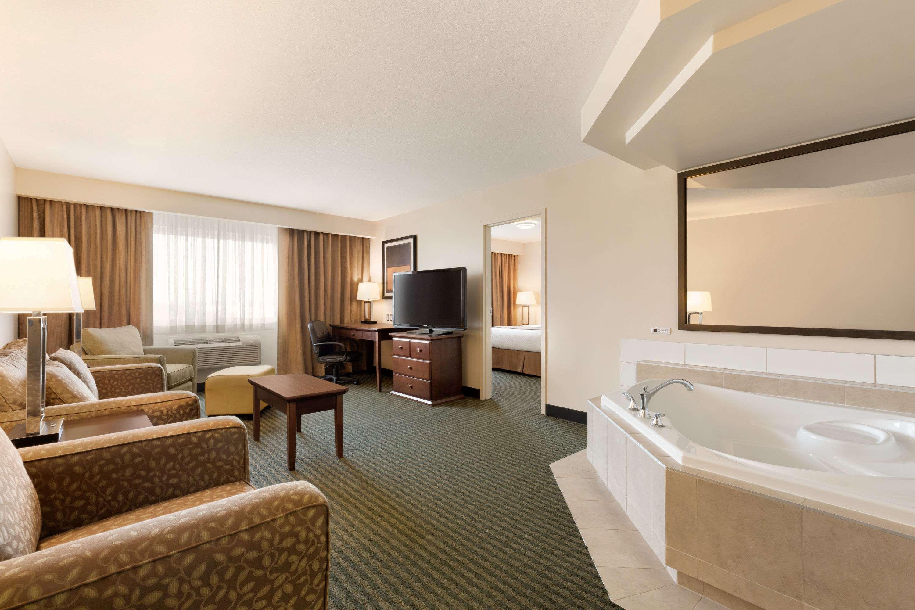 Travelodge Hotel By Wyndham Weyburn Екстер'єр фото
