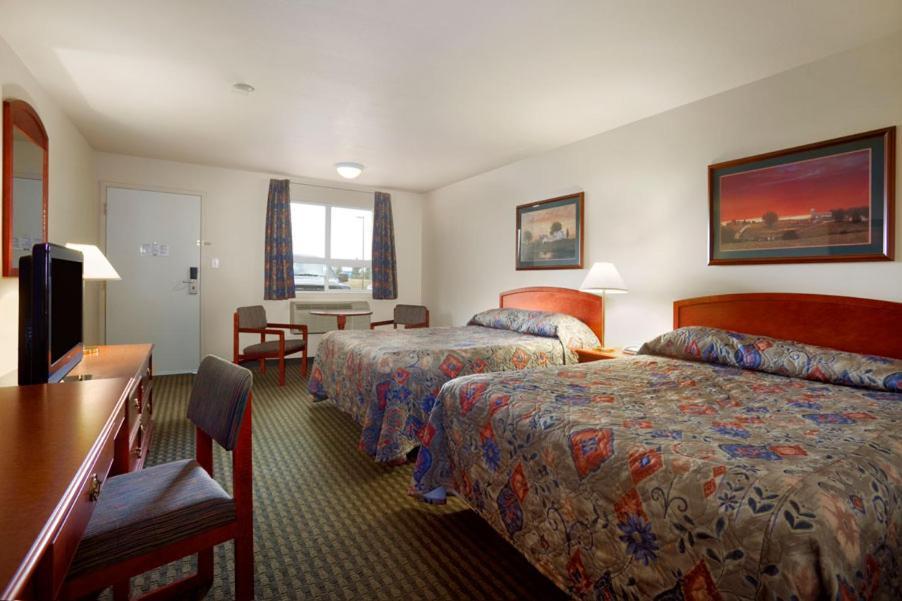 Travelodge Hotel By Wyndham Weyburn Екстер'єр фото