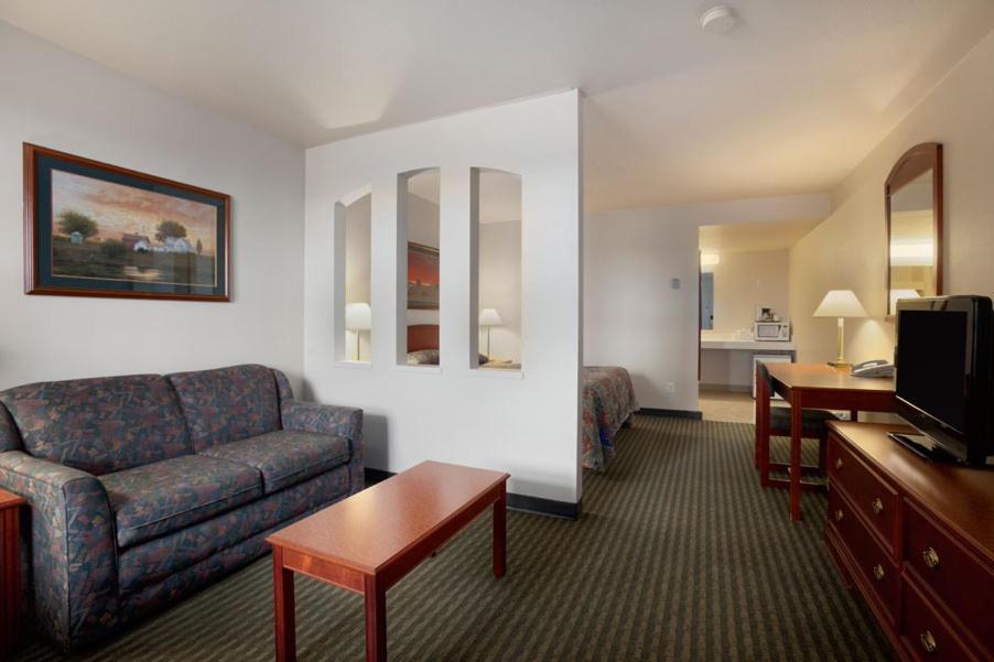 Travelodge Hotel By Wyndham Weyburn Екстер'єр фото