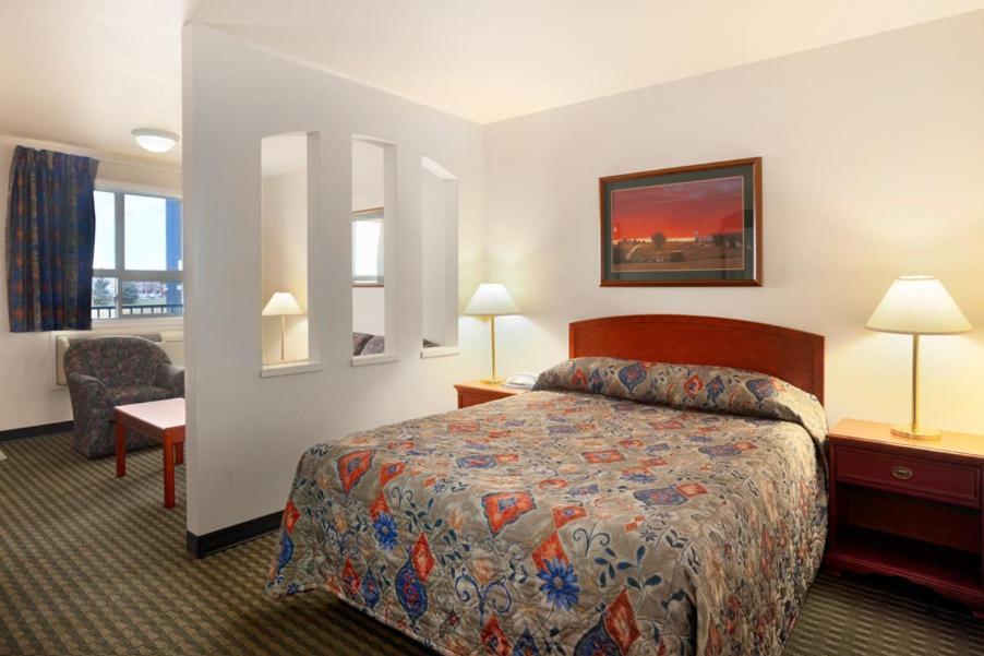 Travelodge Hotel By Wyndham Weyburn Екстер'єр фото