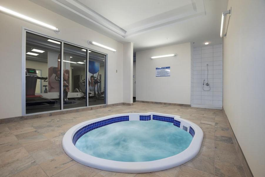 Travelodge Hotel By Wyndham Weyburn Екстер'єр фото